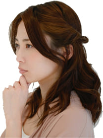 考える女性